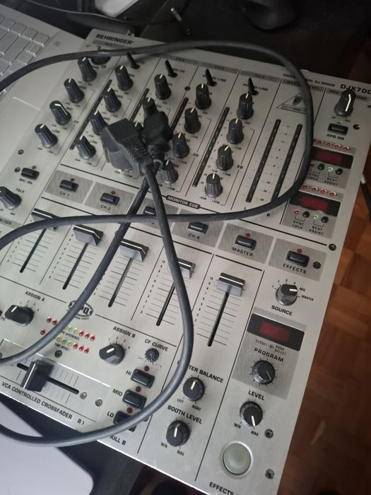 Mesa de mistura Behringer djx700