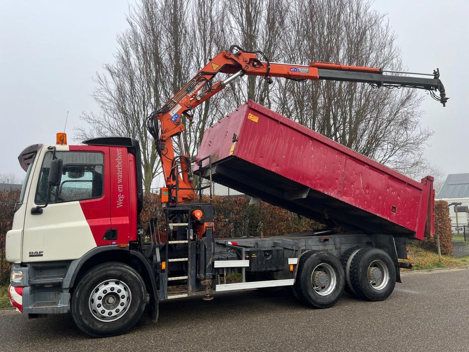 DAF CF75 310cv BASCULANTE COM GRUA E RADIO-COMANDO APENAS 122.000km