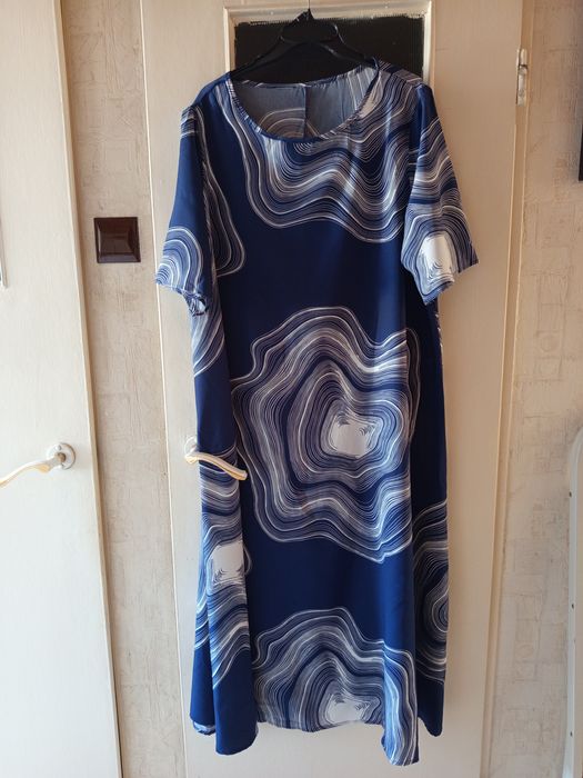 Nowa sukienka granatowa z jasnym nadrukiem  rozmiar46-48