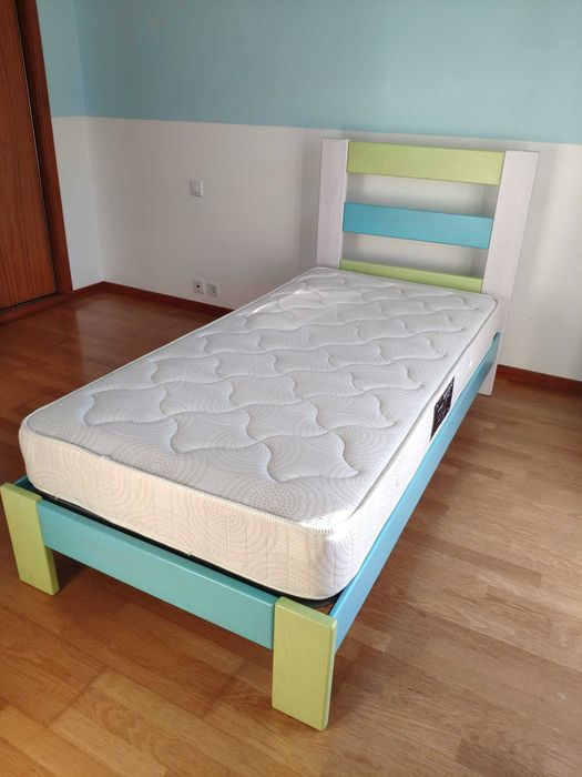 Cama de solteiro em madeira maciça