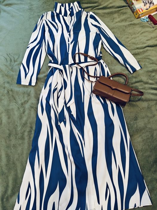 Elegancka, midi sukienka z kołnierzykiem, zapinana na guziki, z wiązan