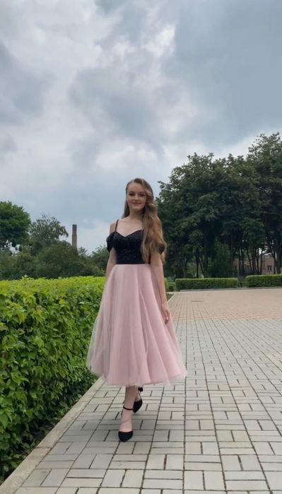 Випускна сукня, ріст дівчинки на фото 170 см, розмір М, майже нова