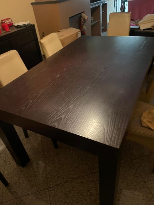 Mesa de jantar e aparador em madeira escura maciça