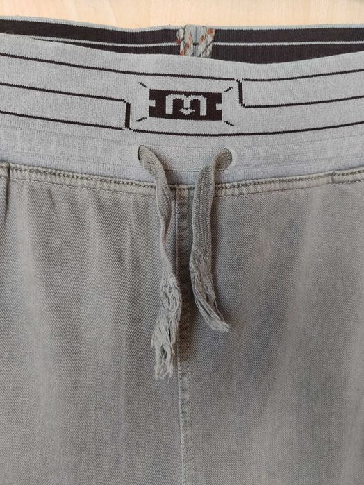 Літні джинси у спортивному стилі