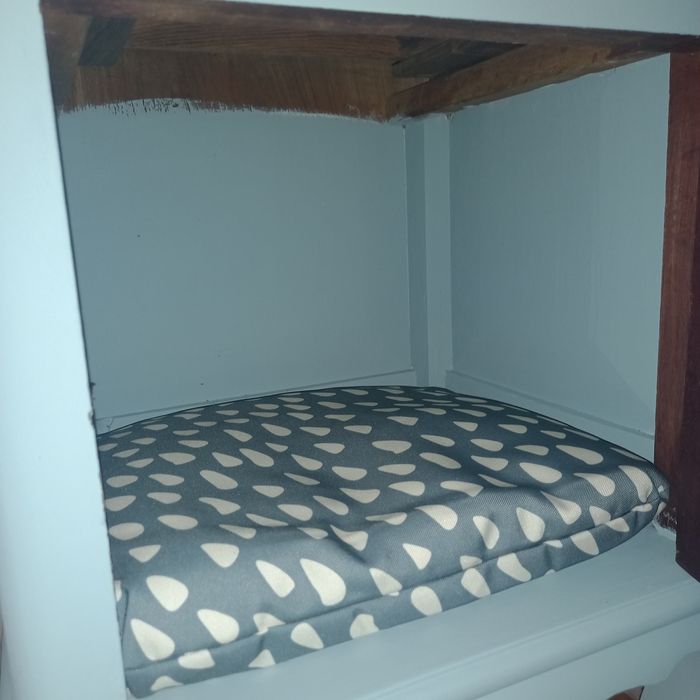 Mesa de cabeceira Casa para gato