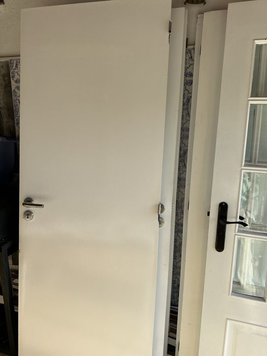 7 portas em madeira pintadas de branco