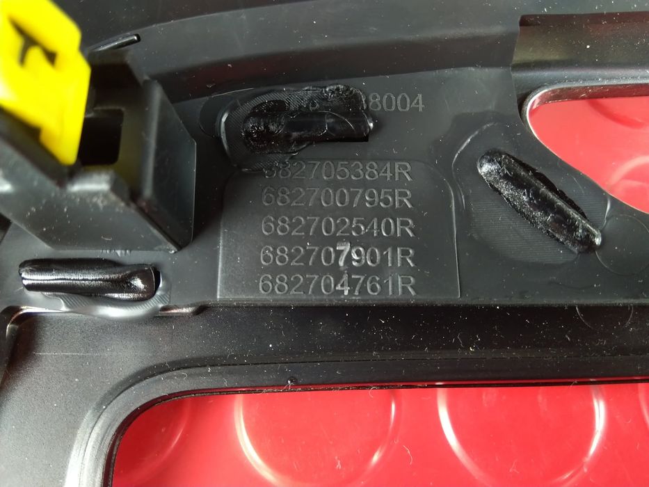 Moldura Radio GPS 682705384R - RENAULT CAPTUR I