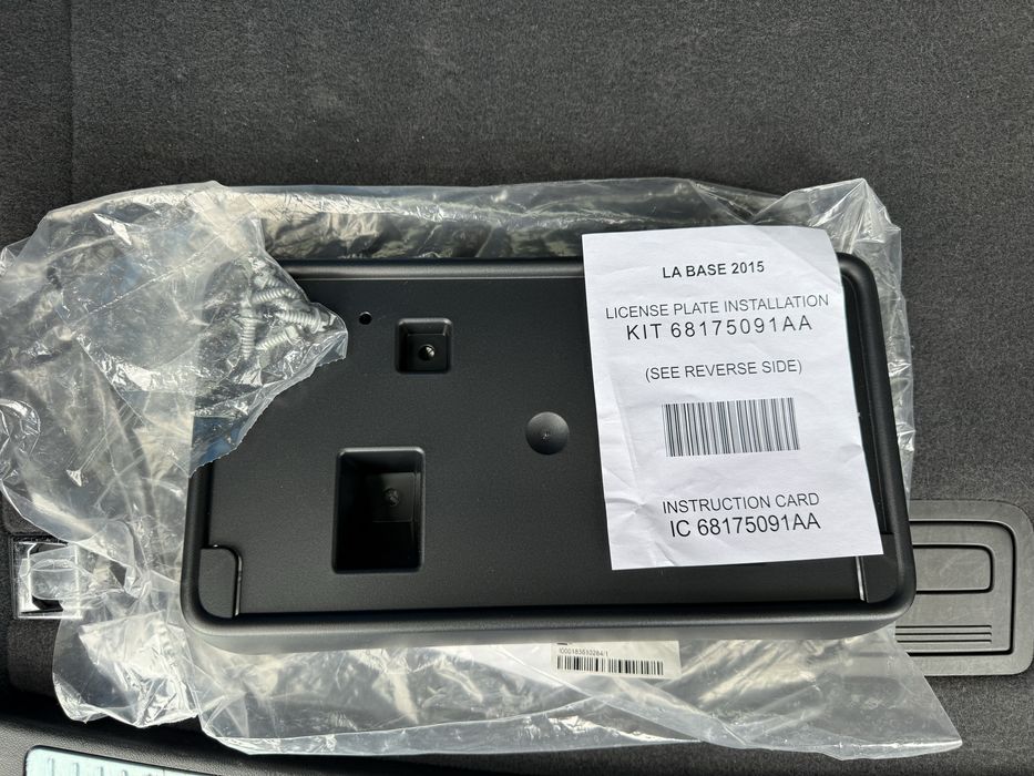 Подіум номерного знаку Dodge Challenger