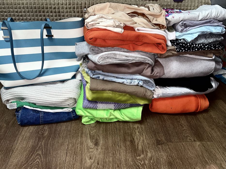 Продам пакет речей жіночих розмір С-М 42-44 штани кофти футболки джинс