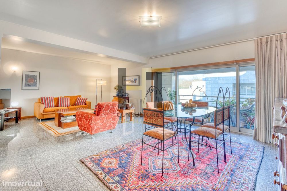 Apartamento T3 em Condomínio Fechado com Garagem Fechada e Vistas des