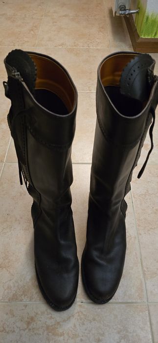 Um par de botas de homem