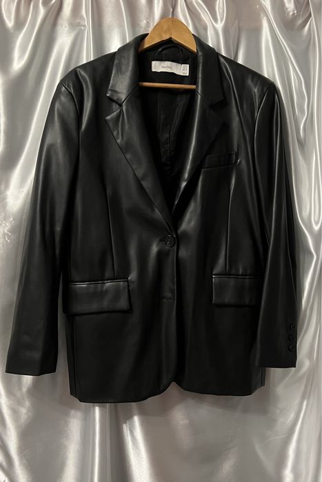 Чорний блейзер зі штучної шкіри бренду bershka