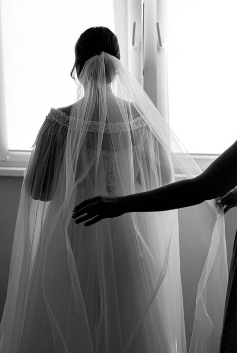 Весільна сукня з кейпом