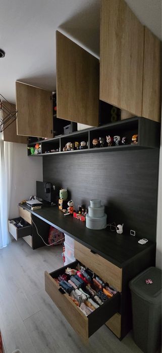 Secretária, gavetas, armários superiores e estante