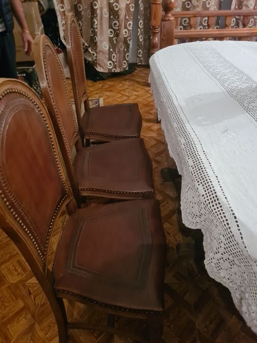 Mesa sala oval com a possibilidade de fechar com 6 cadeiras . Vendo com toalha