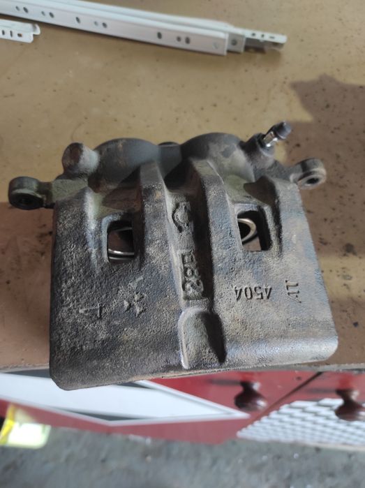 Суппорт передній лівий mitsubishi l200