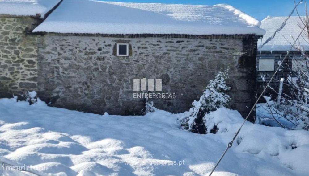 Venda de Moradia em pedra para restauro, Castro Laboreiro, Melgaço — Castro Laboreiro E Lamas De Mouro, Viana do Castelo