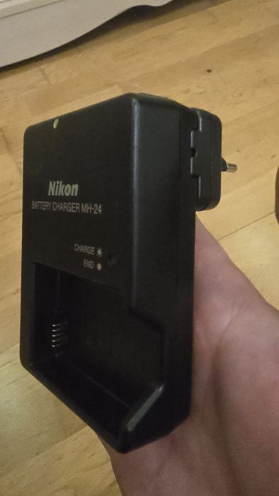 Зарядний пристрій Nikon MH-24