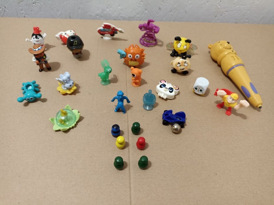41 figurek/elementów z Kinder niespodzianek