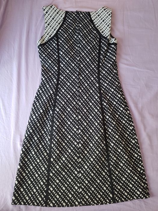 Sukienka czarno-beżowa Orsay