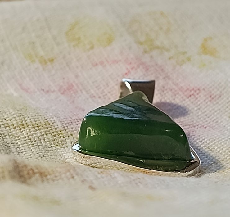 Wisiorek  z Nefrytem