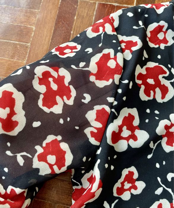 Vestido curto preto floral com detalhes em renda