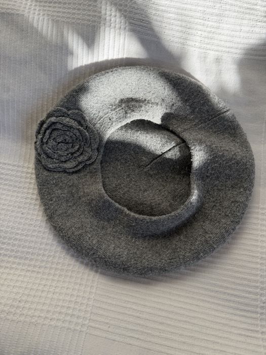 Szary beret z ozdobnym kwiatem