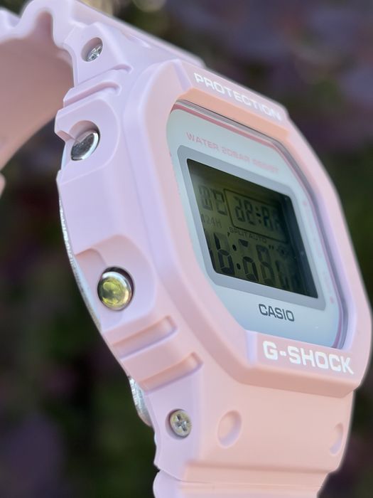 Жіночий годинник CASIO G-SHOCK DW-5600SC-4E.