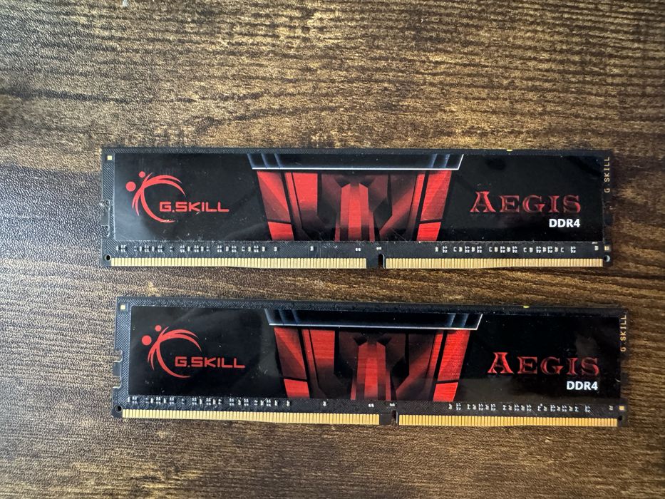 G.skill 16GB DDR4 2400MT/s, CL17