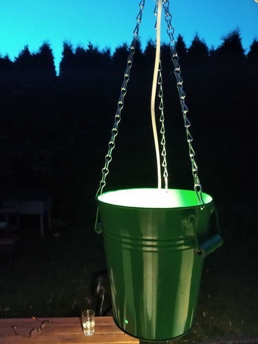 Lampka z wiaderka na balkon werandę