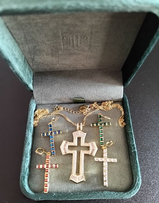 Cruz Joia de Ouro de Lei, Esmeralda, Safira, 1 Rubi e 224 Zirconites.