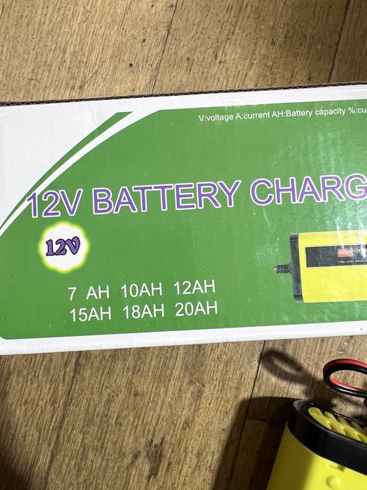 Carregador de Bateria Inteligente 12V 2A - Ecrã Digital LCD - NOVO