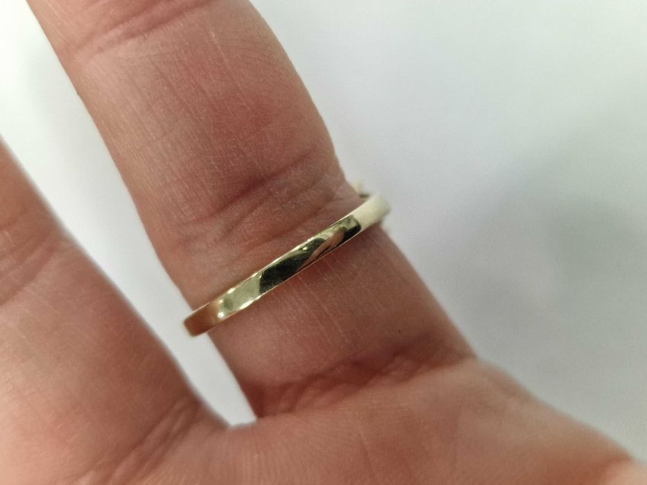 Złoty pierścionek/ 375/ 3.59 gram/ R16/ Opal 1.47 CT/ 16 rubinów/ CERT