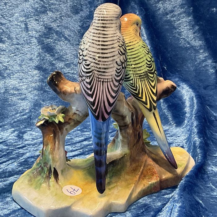 Aves casal em tronco base porcelana pintura manual 15 cm