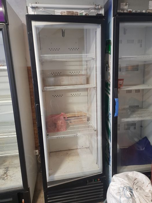 Продам витринные холодильники по 3500.