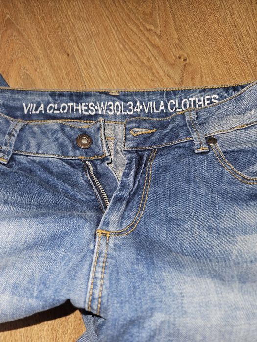 Jeansy z ozdobnymi zamkami