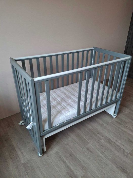 Продам детскую кроватку Верес ЛД 13, с маятниковым механизмом + матрас