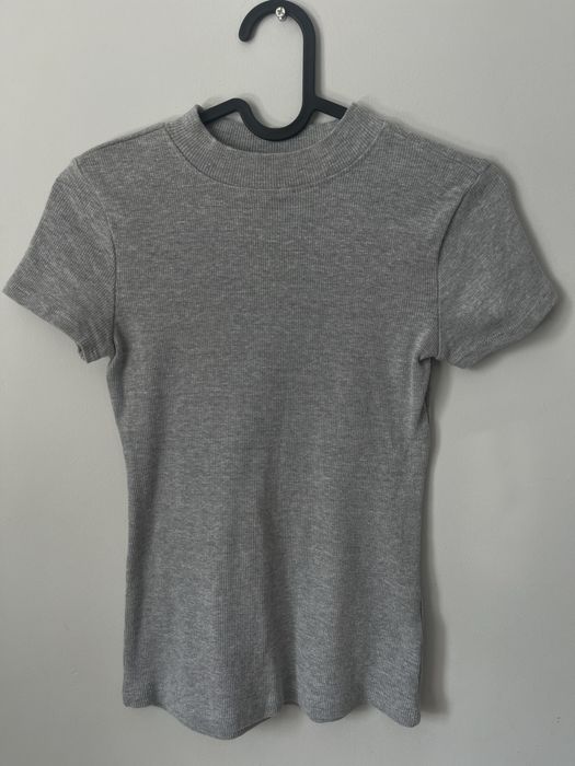 Szara obcisła prażkowana bluzka