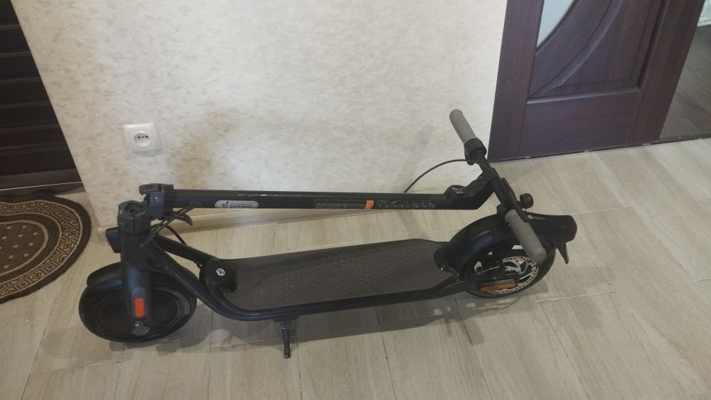 Продам самокат Ninebot F25E