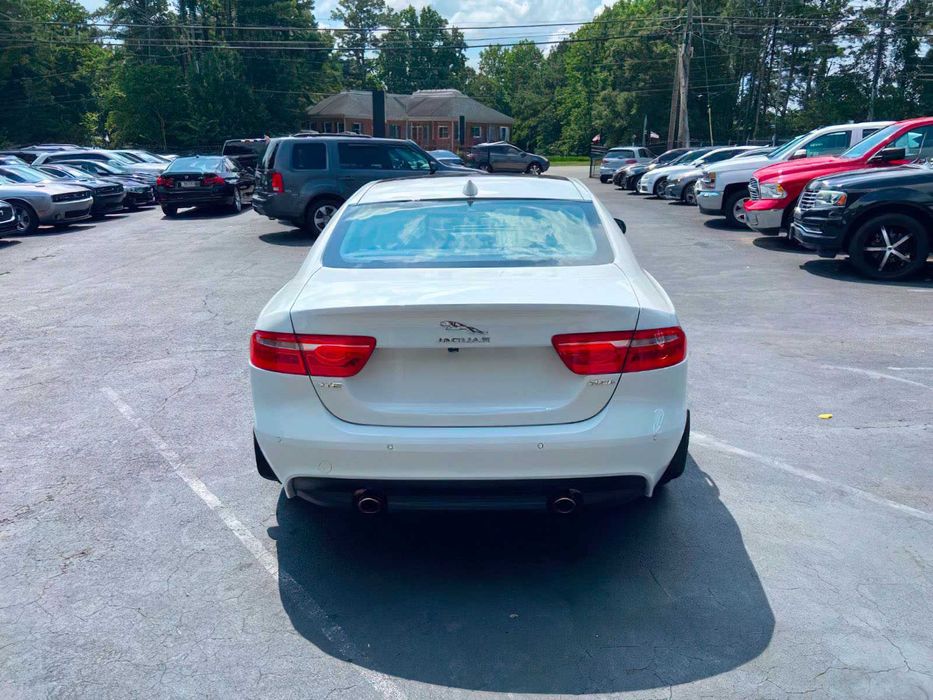 Jaguar XE 25t Premium      2018
