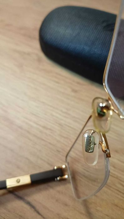 Chopard Прямокутна оправа золотистого кольору