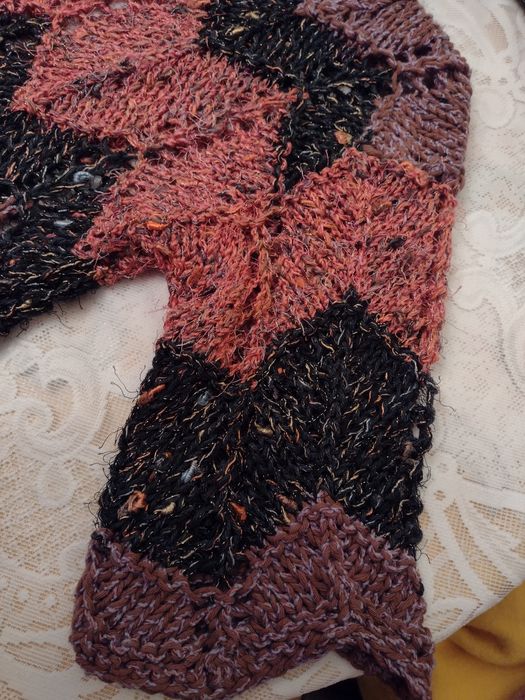 Sweterek damski ażurowy robiony na drutach