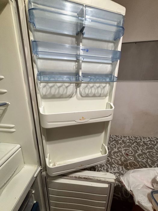 Холодильник Indesit майже новий