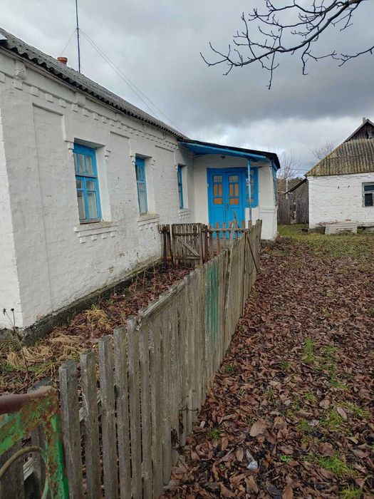 Продаж будинку не далеко від центру та річки смт. Володарка