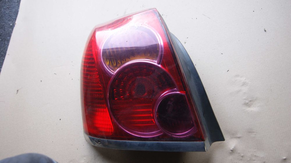 Lampy Toyota Avensis Tył