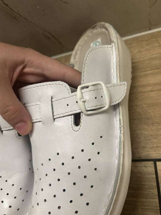 Buty klapki medyczne skórzane
