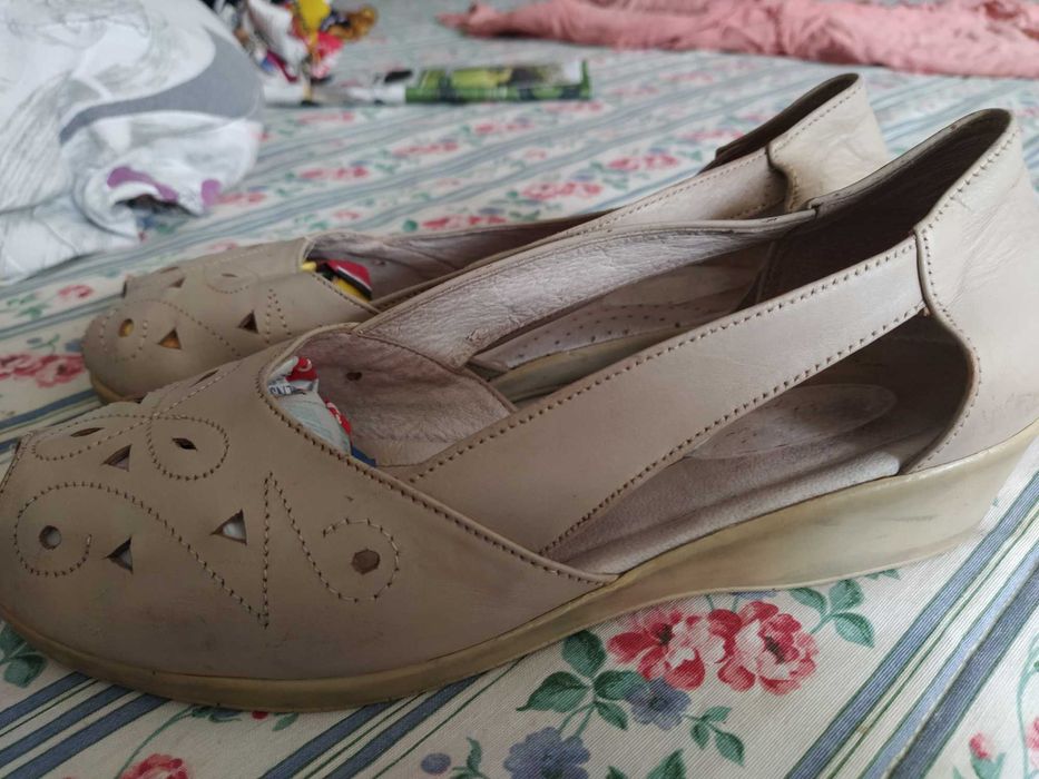 Sandália Conforto em pele cor bege tamanho 39 - Ortopédico