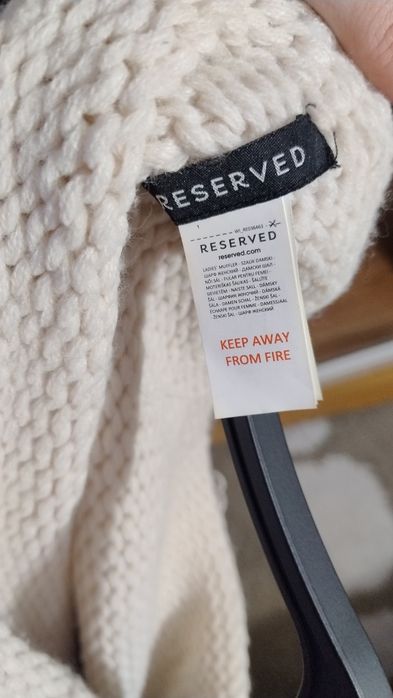 Komin damski Reserved.