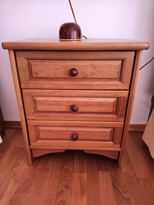 2 camas, colchões e mesa de cabeceira