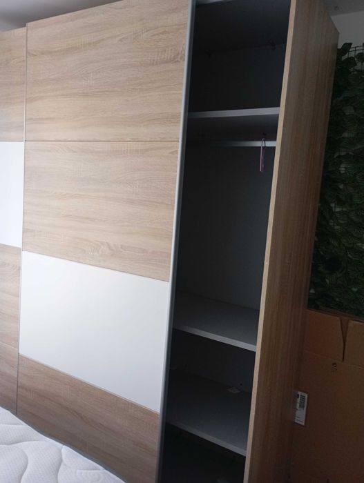 Cama e roupeiro de quarto